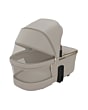 1523128110_F3_2026_maxicosi_stroller_carrycot_famecarrycot_sapphiresand_bestsleepcomfort_3qrt